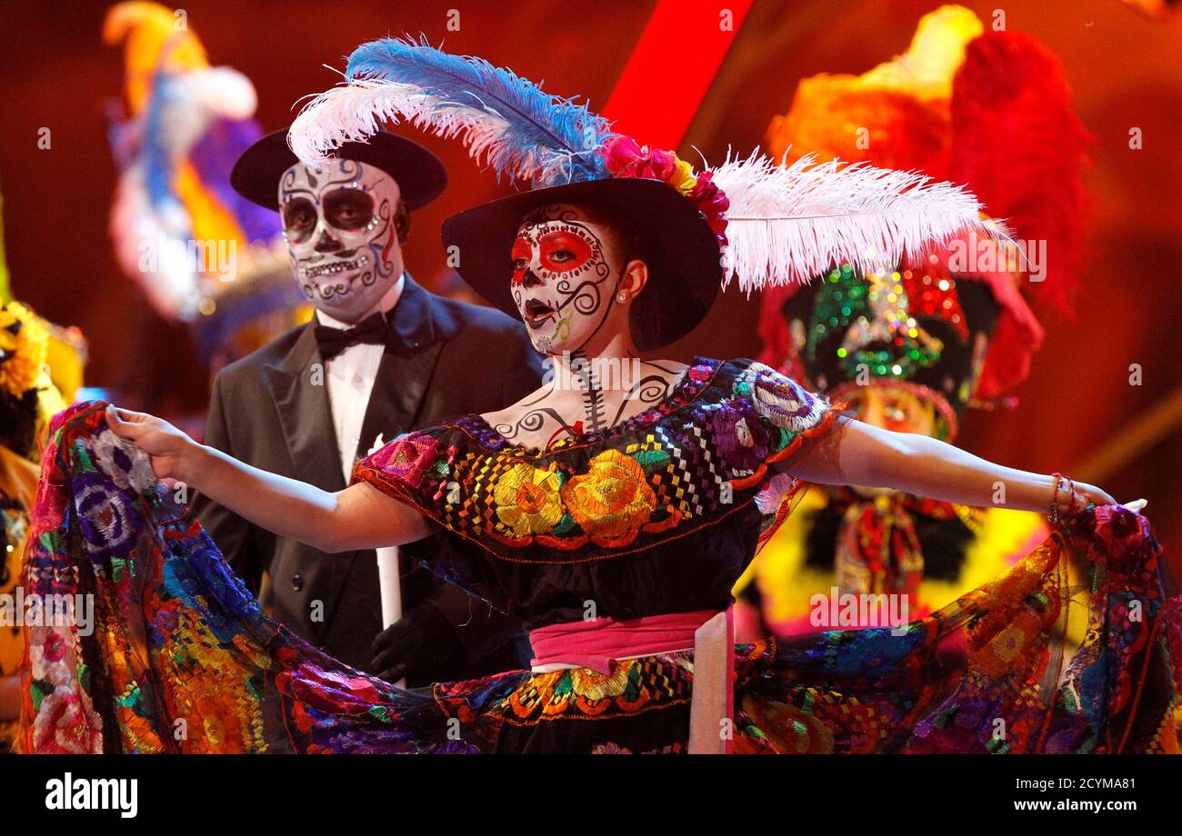 Dancers Perform As Lila Downs Not Pictured Sings Zapata Se Queda During The 13th Latin Grammy (c) 2012 sony music entertainment méxico, s.a. alamy