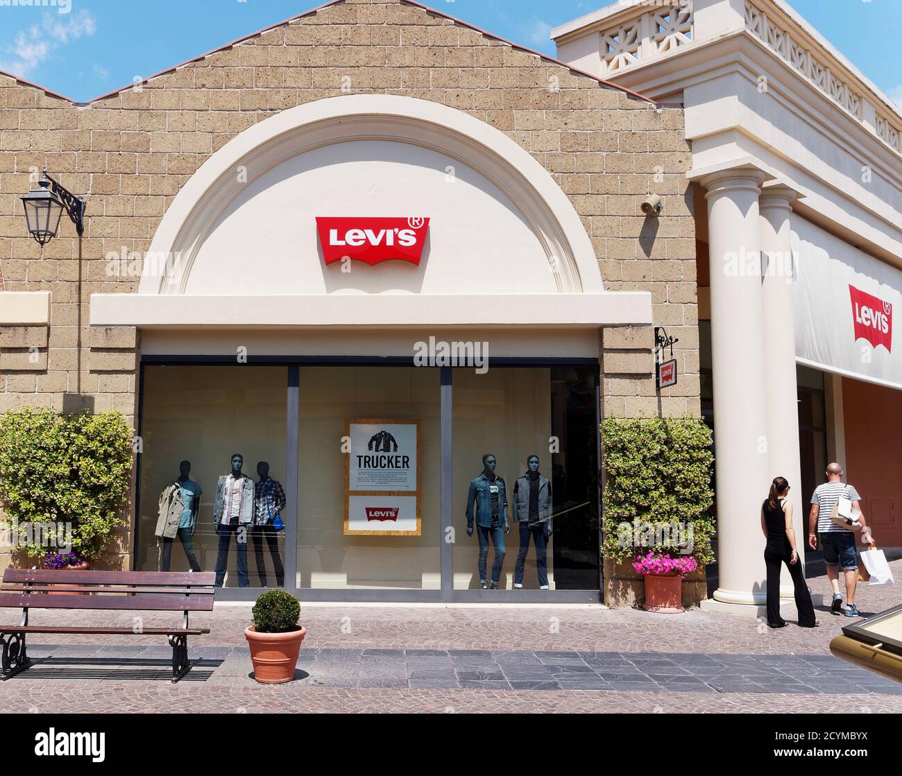 ROME, ITALY - JULY 25, 2015. Levi's Store in Rome, Italy with people  shopping. Levi Strauss is an American clothing company Stock Photo - Alamy