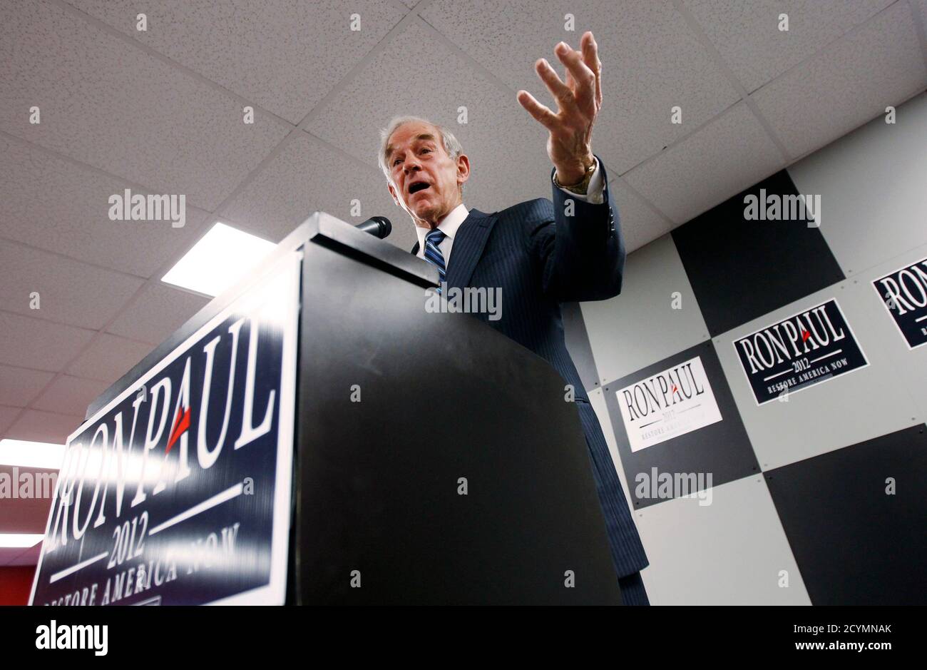 Republican presidential candidate Ron Paul speaks to supporters at a campaign stop at the Iowa Speedway in Newton, Iowa December 28, 2011. REUTERS/Jeff Haynes (UNITED STATES - Tags: POLITICS) Stock Photo