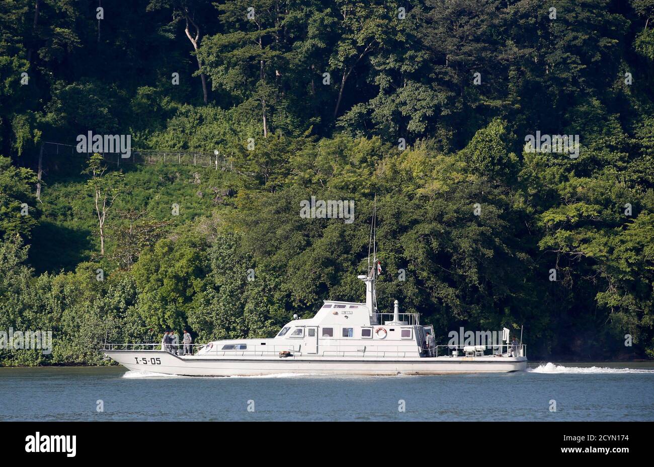 smør Politibetjent Vise dig An Indonesian patrol boat sails near the prison island of Nusakambangan  (background) where upcoming executions are expected to take place, in  Cilacap Central Java, March 9, 2015. Australia will reiterate its opposition