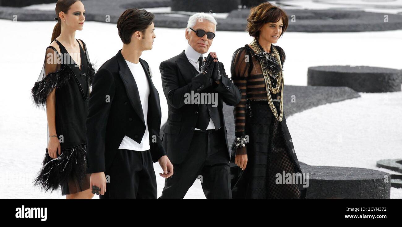 German designer Karl Lagerfeld (2nd R) appears with French fashion designer  and former top model Ines de la Fressange (R) and models at the end of his  Spring/Summer 2011 women's ready-to-wear fashion