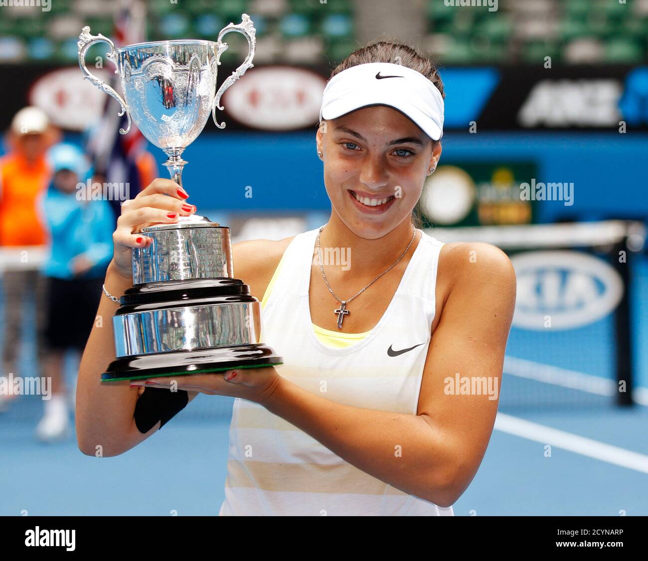 skøn til stede hinanden Ana Konjuh of Croatia poses with the trophy after winning the junior girls'  singles final match against Katerina Siniakova of Czech Republic at the Australian  Open tennis tournament in Melbourne January 26,