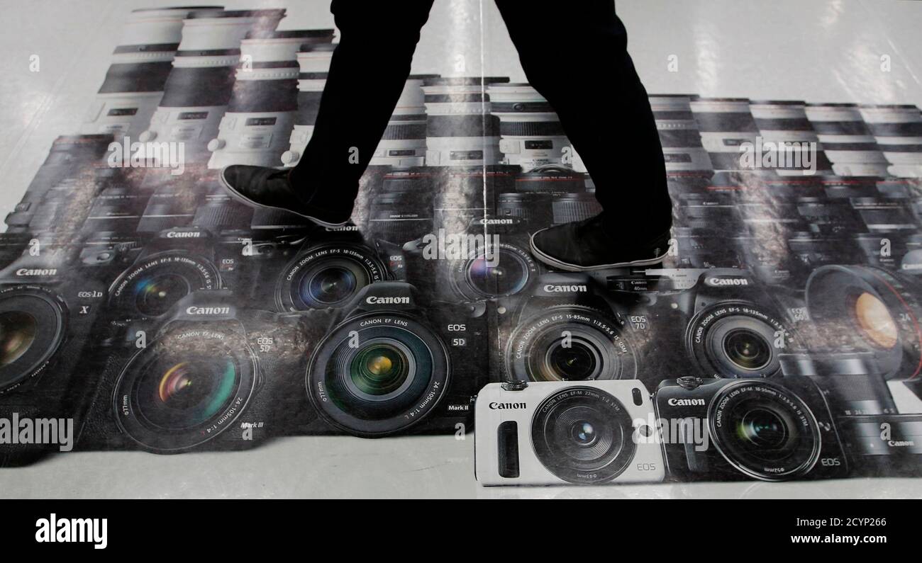 Digital cameras advertisement hi-res stock photography and images - Alamy