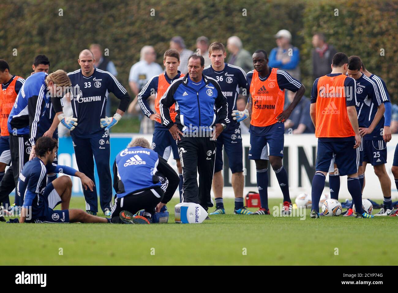 Schalke 04's new coach Huub Stevens (C) looks to Raul, while he receives  treatment for an injury, during a training session Gelsenkirchen, September  27, 2011. Schalke 04 have appointed Dutchman Huub Stevens,