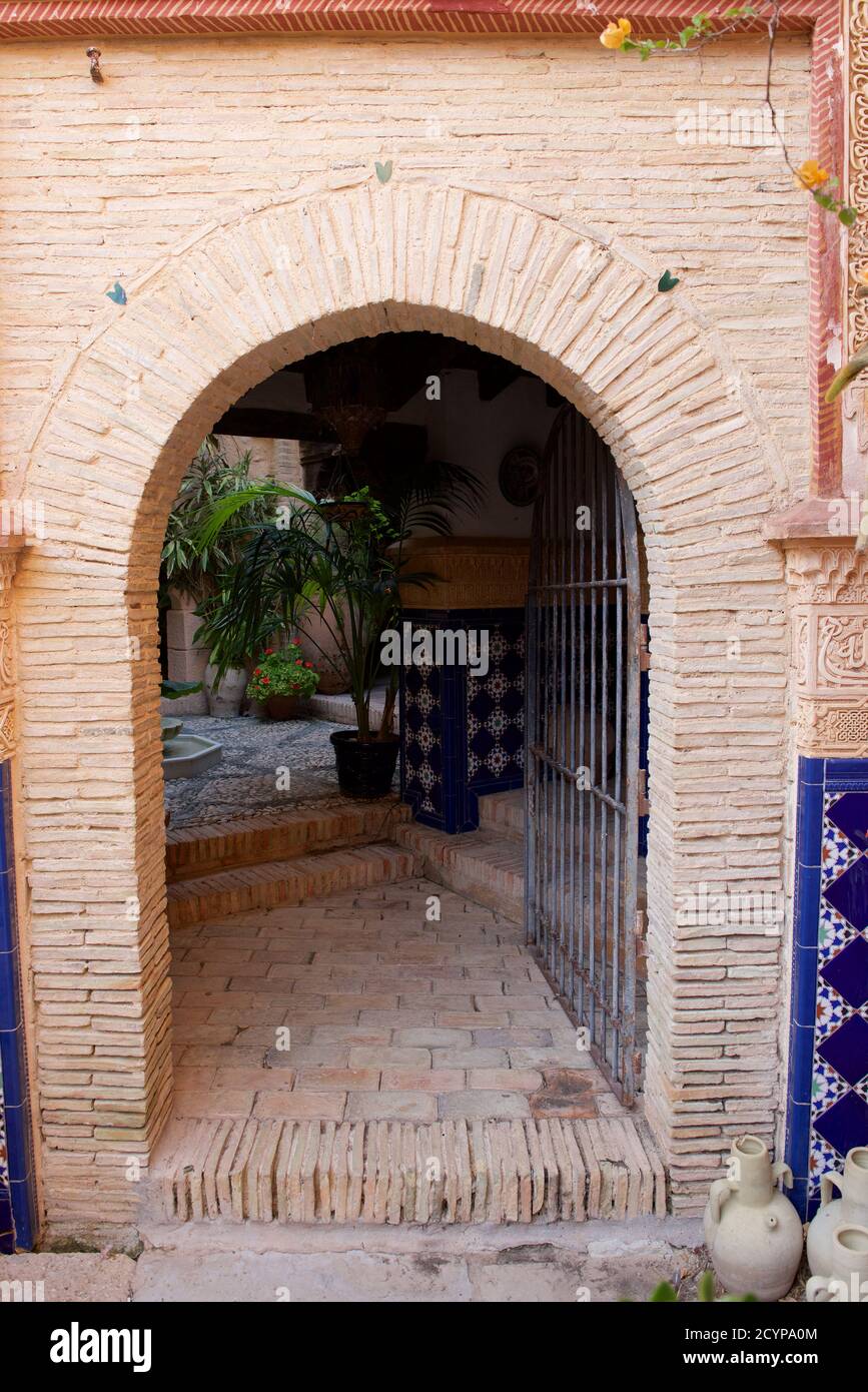 Arabic style archway and courtyard Stock Photo Alamy