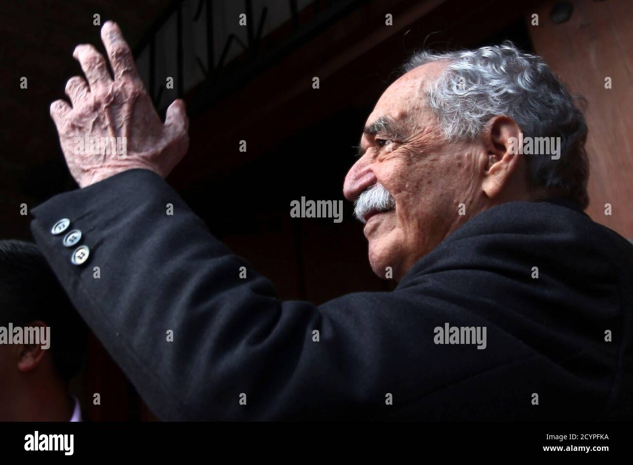 Gabriel Garcia Marquez greets journalists and neighbours on his birthday outside his house in Mexico City March 6, 2014. Garcia Marquez, the octogenarian titan of Latin American literature, celebrated his 87th birthday in Mexico City on Thursday at his home in the company of family and friends. REUTERS/Edgard Garrido (MEXICO - Tags: SOCIETY) Stock Photo