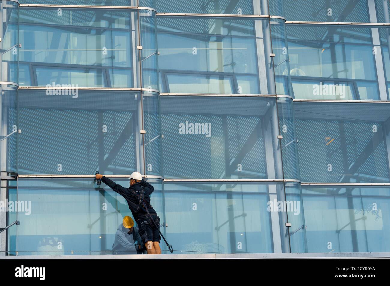 Mounting glass panes as cladding for an office building Stock Photo Alamy