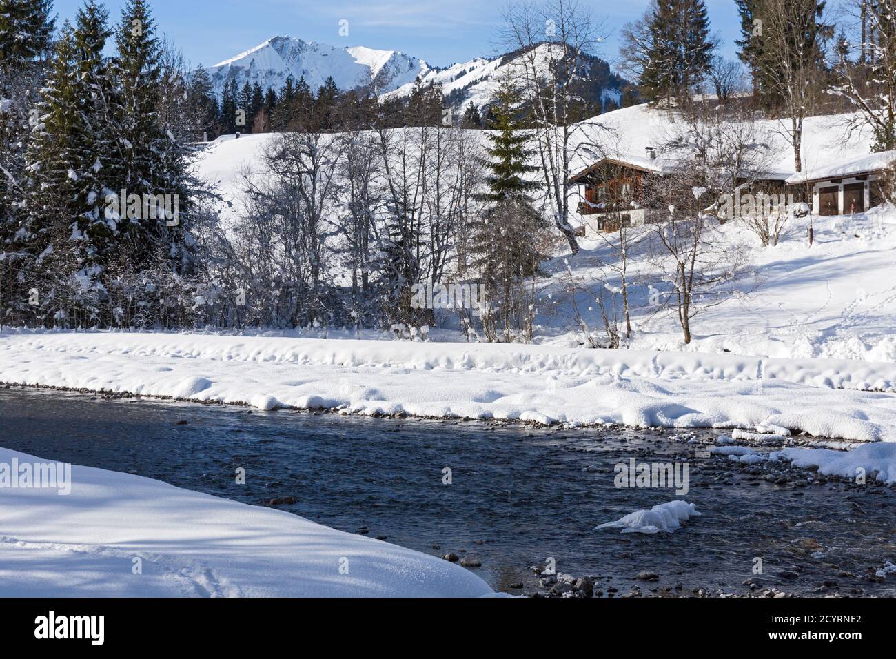 Trettachtal, Bergbach, Hütten, schneebedeckt, Oberstdorf, Allgäuer Alpen Stock Photo