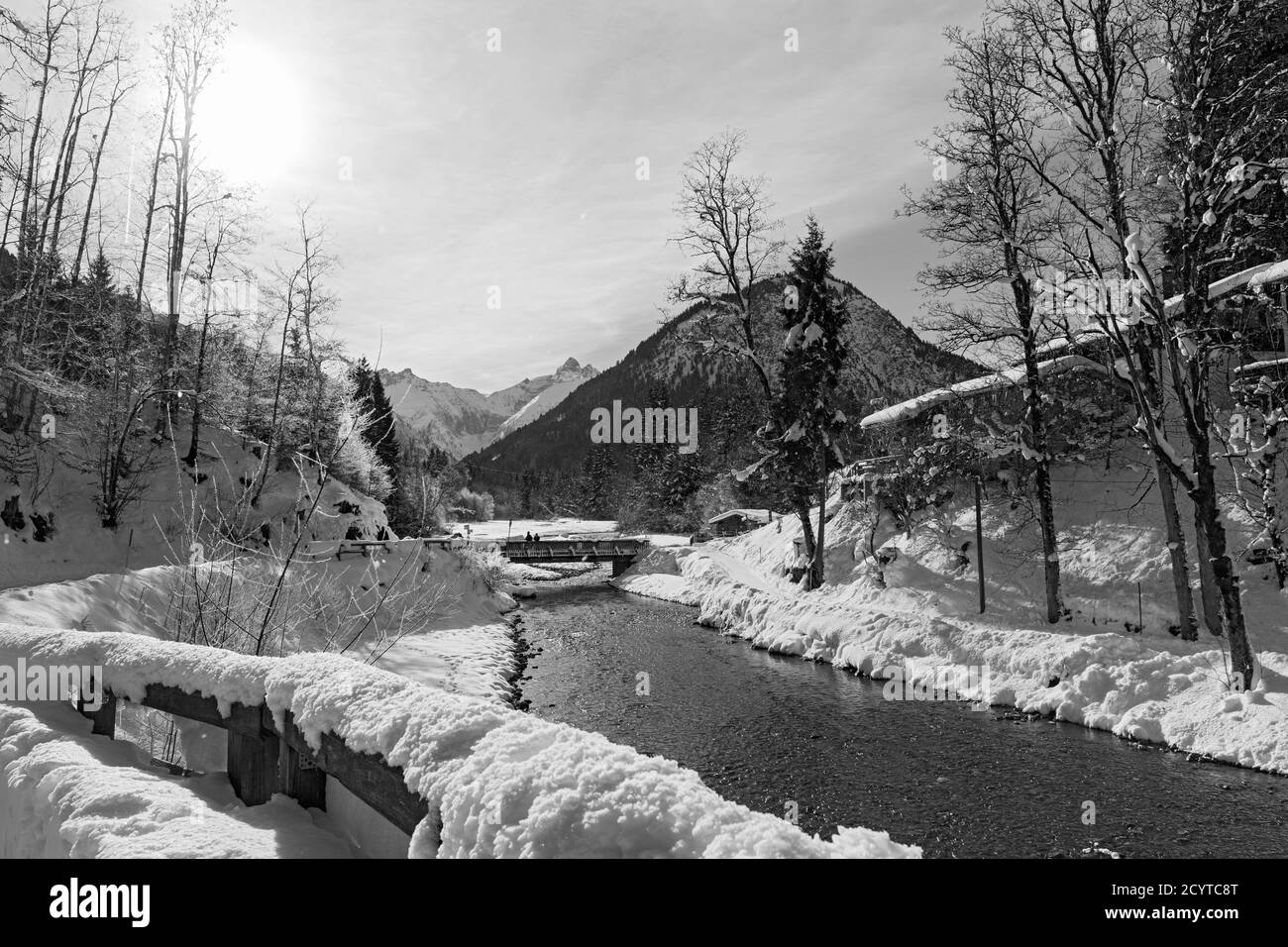 Trettachtal, Bergbach, Wald, Weg, Brücke, schneebedeckt, Oberstdorf, Allgäuer Alpen Stock Photo