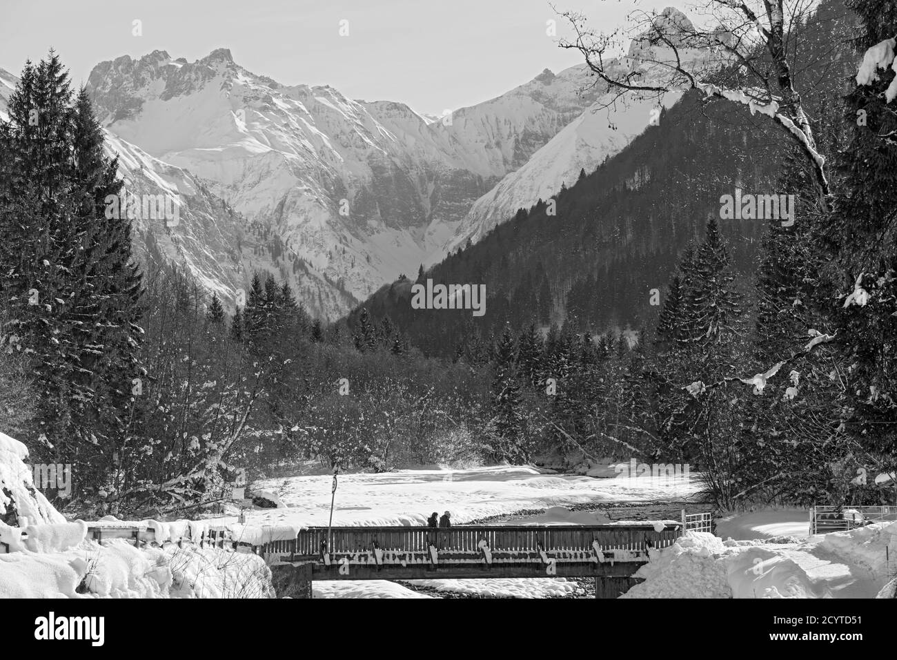 Trettachtal, Winterlandschaft; Bach, Brücke, Wald, Berge, verschneit, Oberstdorf, Allgäuer Alpen Stock Photo