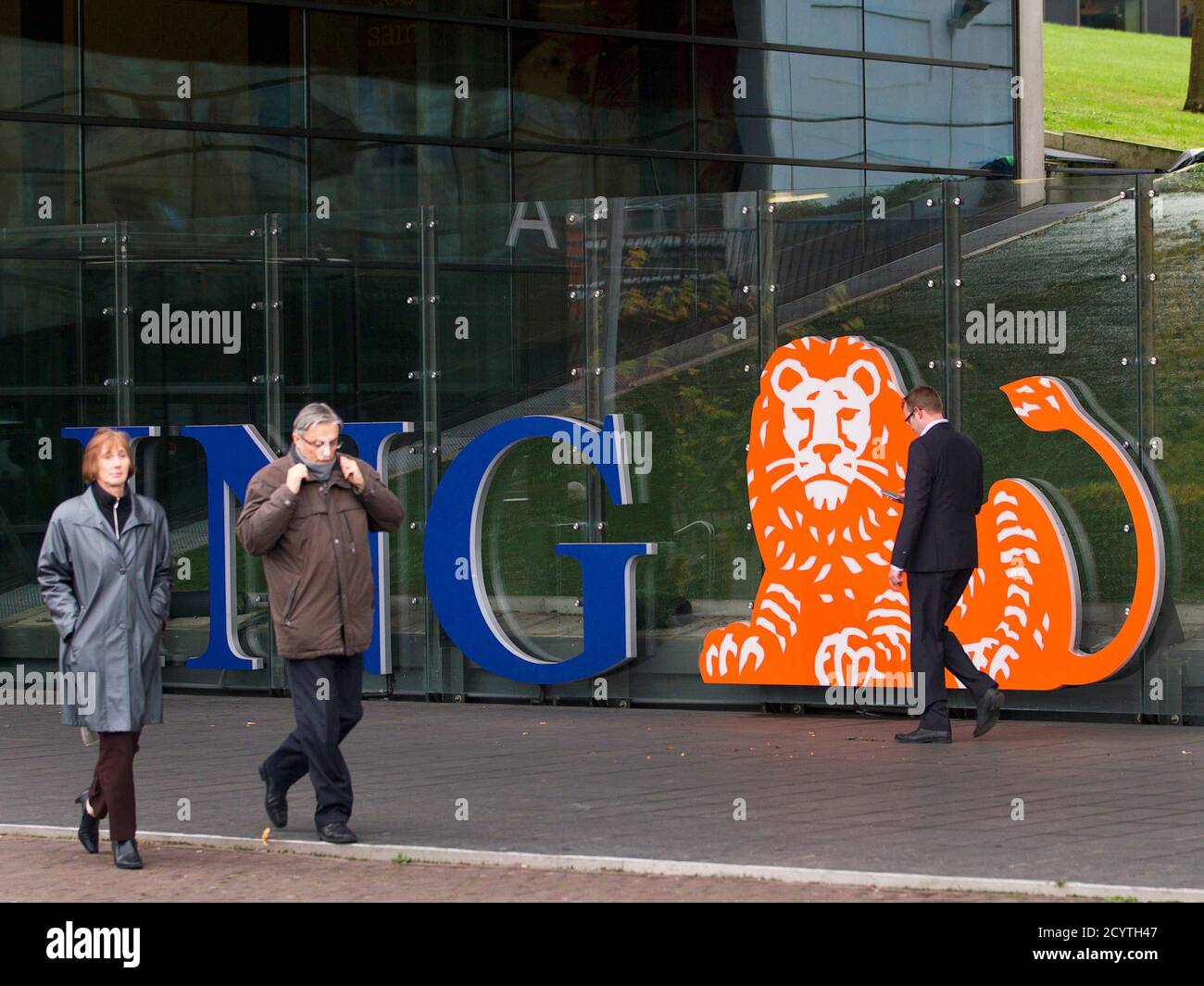 Employees Of Ing Group Walk In Front Of Their Office During Their Lunch Break In Amsterdam November 7 2012 Ing The Largest Dutch Financial Services Group Is To Cut More Than Real estate market in 2007, the global financial crisis. alamy