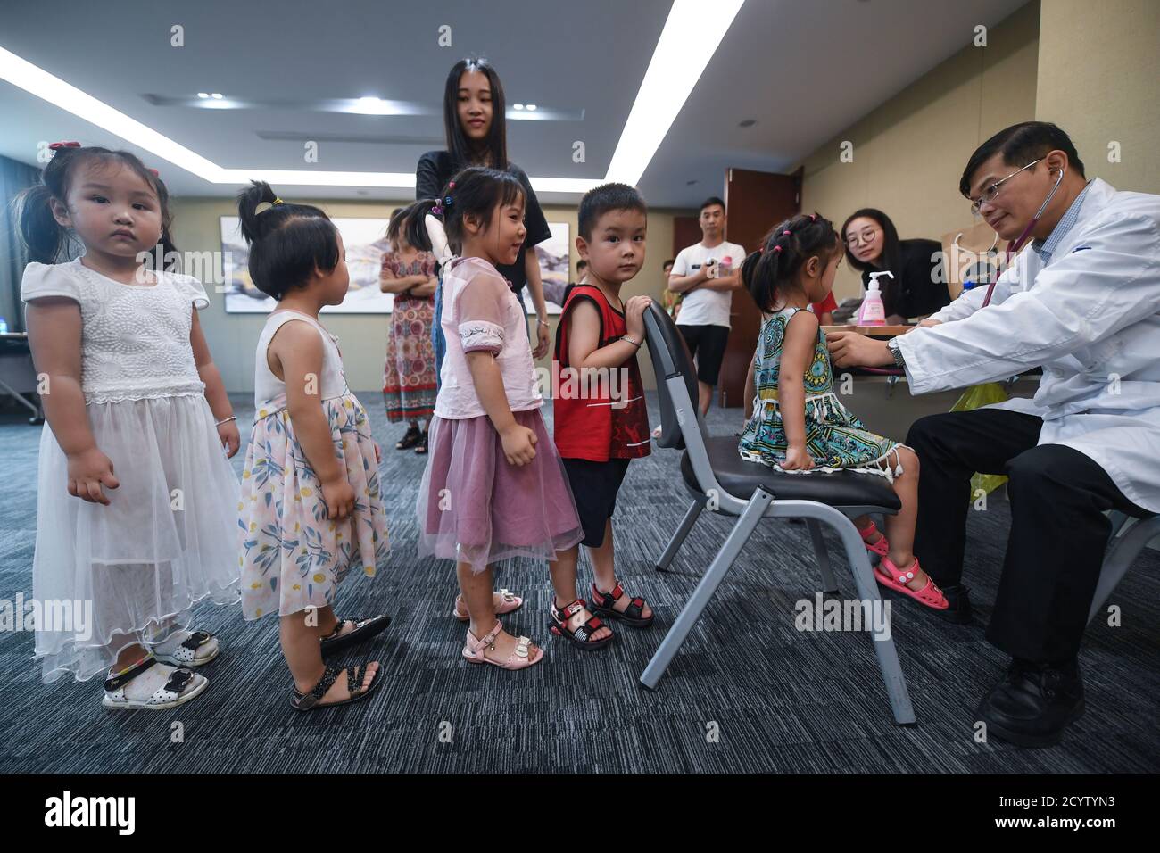 201002) -- BEIJING, Oct. 2, 2020 (Xinhua) -- Children take up a