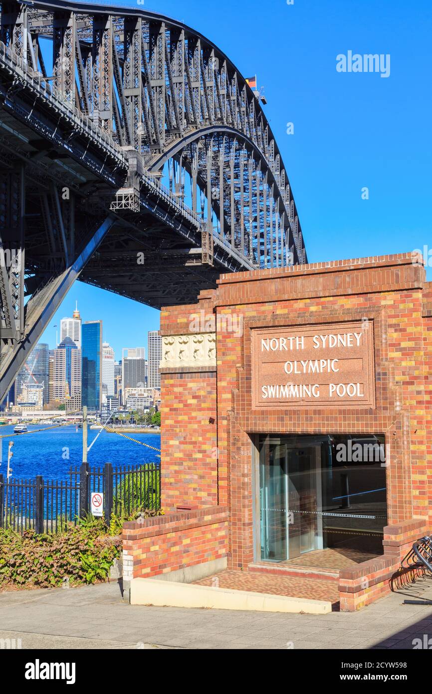 Sydney, Australia. Entrance to the historic North Sydney Olympic Swimming Pool (opened 1936) in front of the Sydney Harbour Bridge Stock Photo