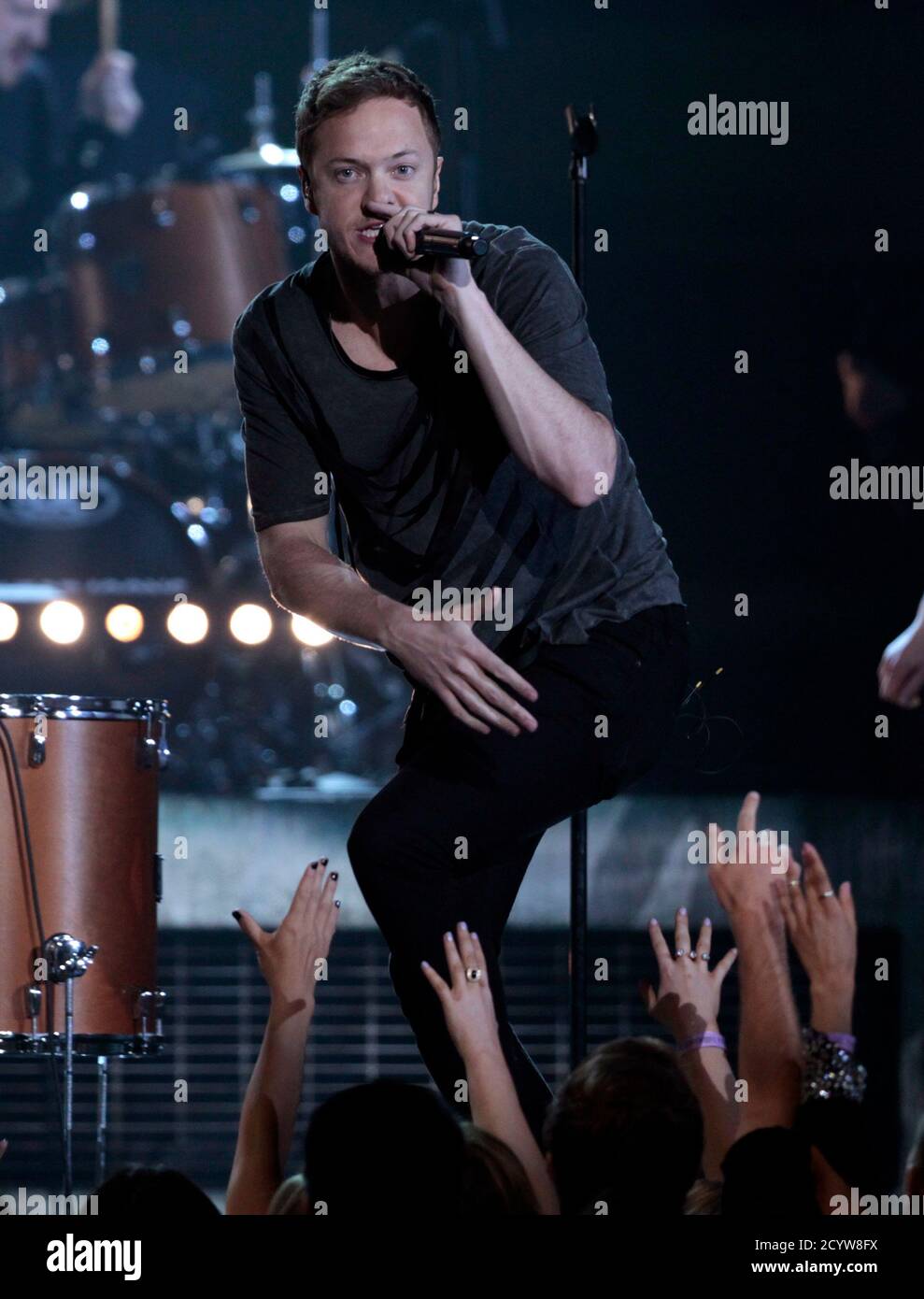Dan Reynolds of Imagine Dragons performs "Tiptoe" at the 2014 Billboard  Music Awards in Las Vegas, Nevada May 18, 2014. REUTERS/Steve Marcus  (UNITED STATES - Tags: ENTERTAINMENT) (BILLBOARDAWARDS-SHOW Stock Photo -  Alamy