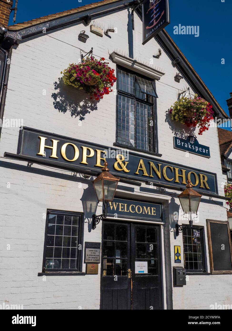 Pub with Flower Baskets, Hope and Anchor, Wokingham, Berkshire, England, UK, GB. Stock Photo