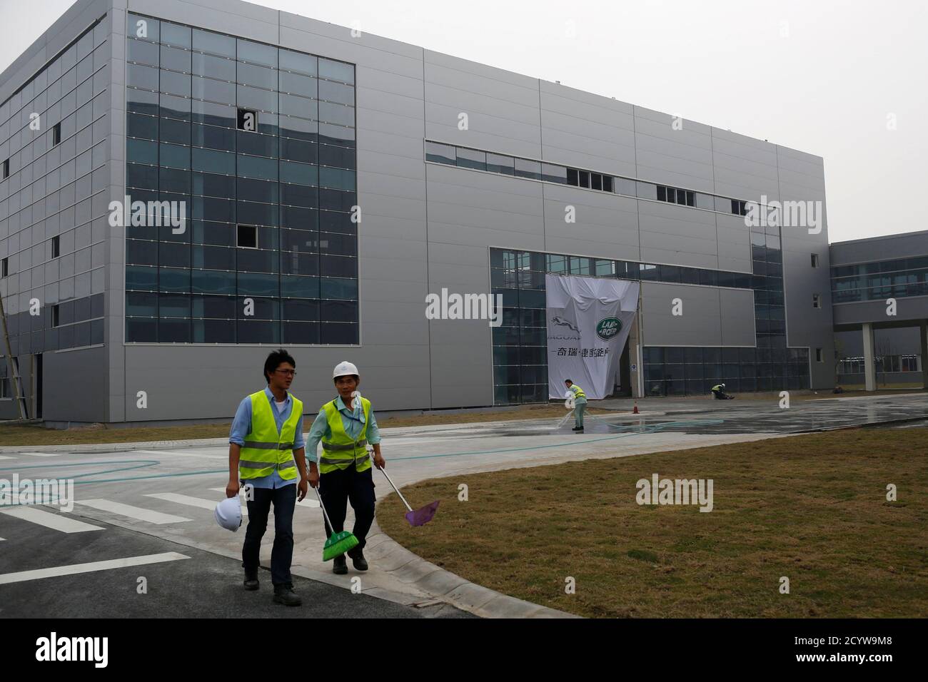 Employees walk on the campus of the new Chery Jaguar Land Rover plant in Changshu, Jiangsu province, October 21, 2014. British luxury carmaker Jaguar Land Rover Ltd, owned by Indian conglomerate Tata group, expects its China sales to grow 20 percent this year, Greater China head Bob Grace said on Tuesday.  REUTERS/Aly Song (CHINA - Tags: BUSINESS TRANSPORT) Stock Photo