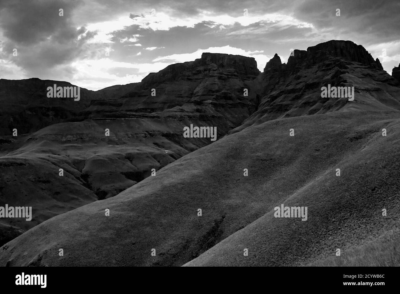 Monk’s Cowl, one of the iconic Peaks of the Drakensberg Mountains, South Africa, in monochrome Stock Photo
