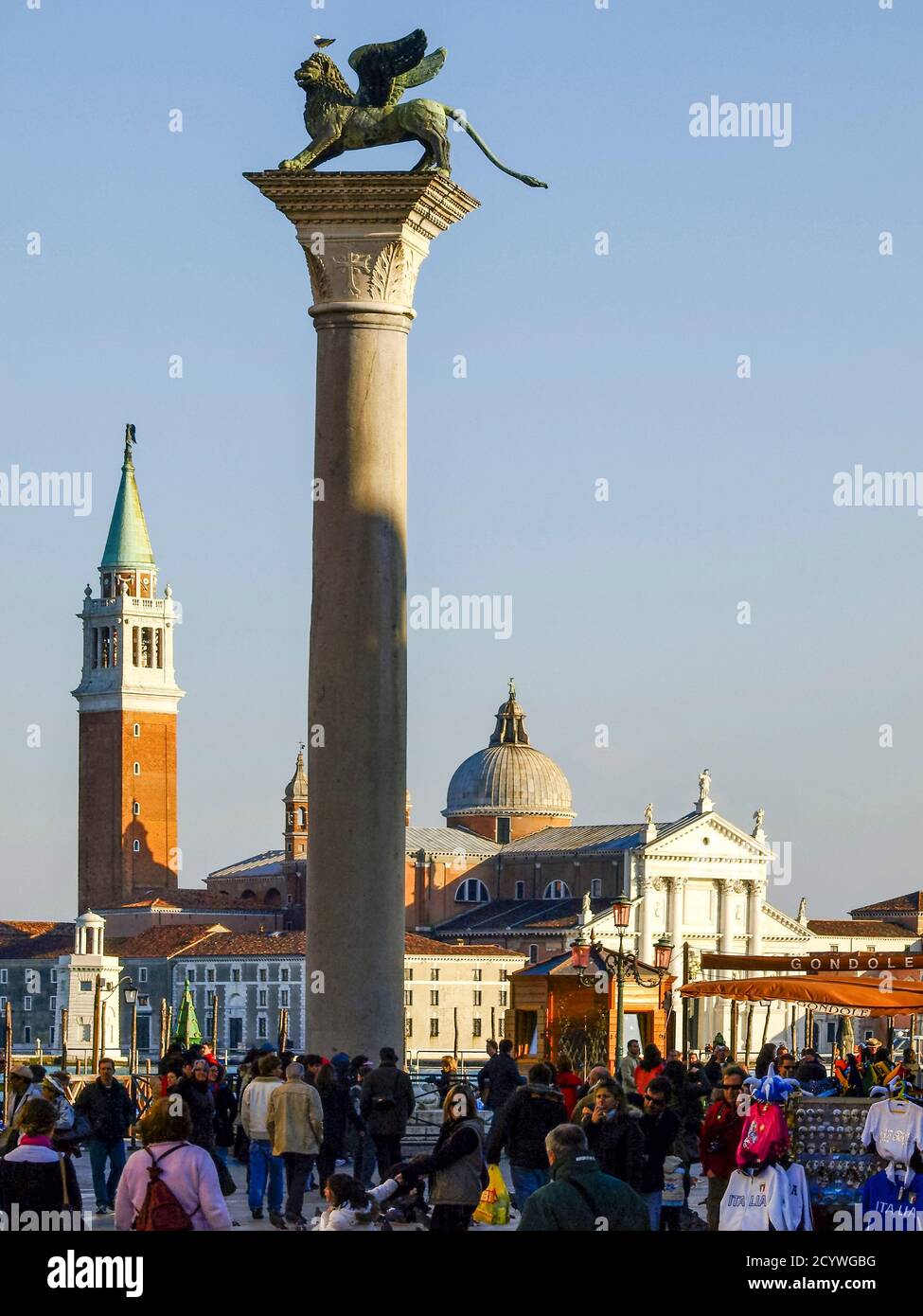 Columna del leon de San Marcos y San Giorgio Maggiore. Plaza de San Marco. Venecia.Véneto. Italia. Stock Photo