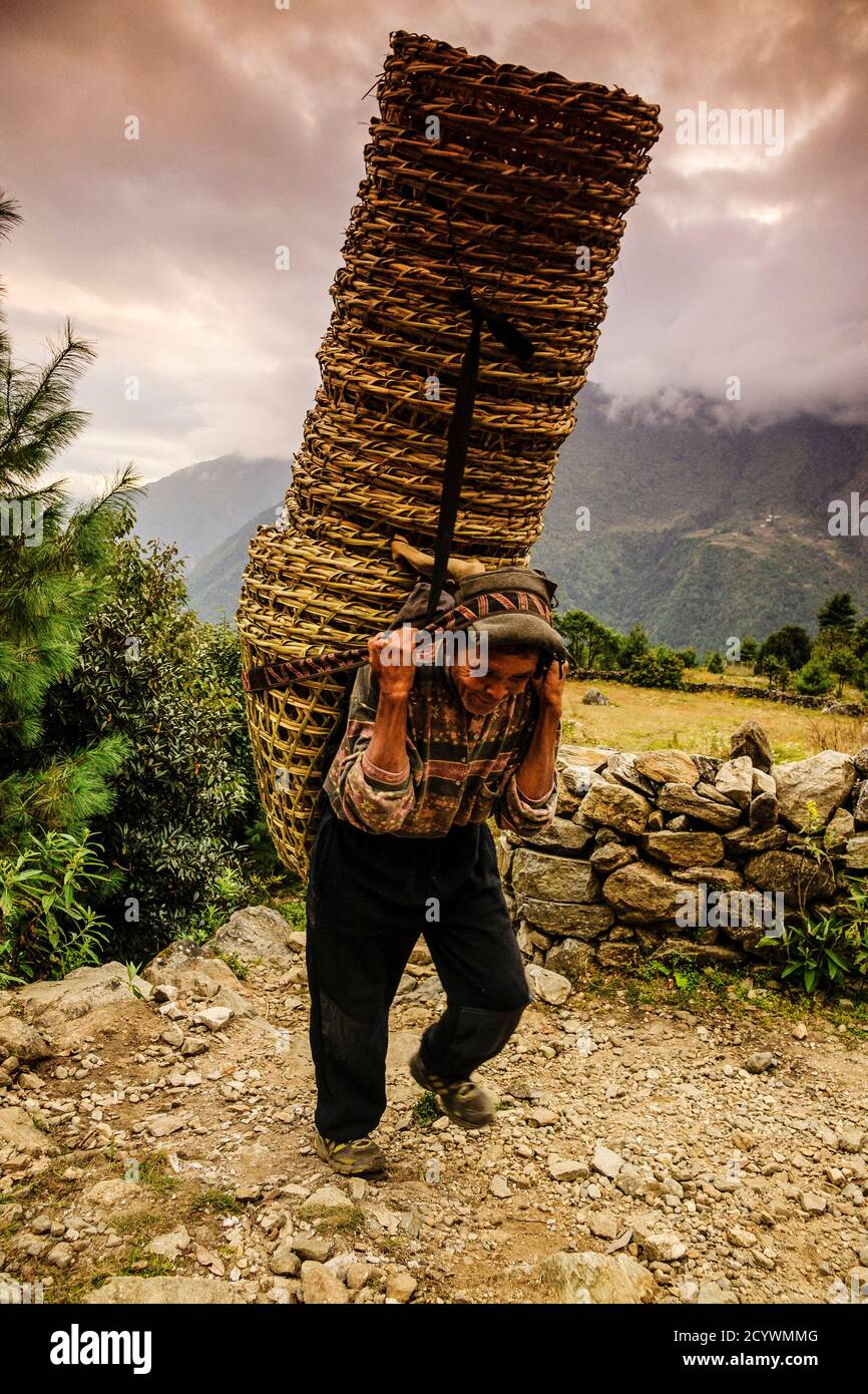 agricultor,Chaurikharka.Sagarmatha National Park, Khumbu Himal, Nepal, Asia. Stock Photo