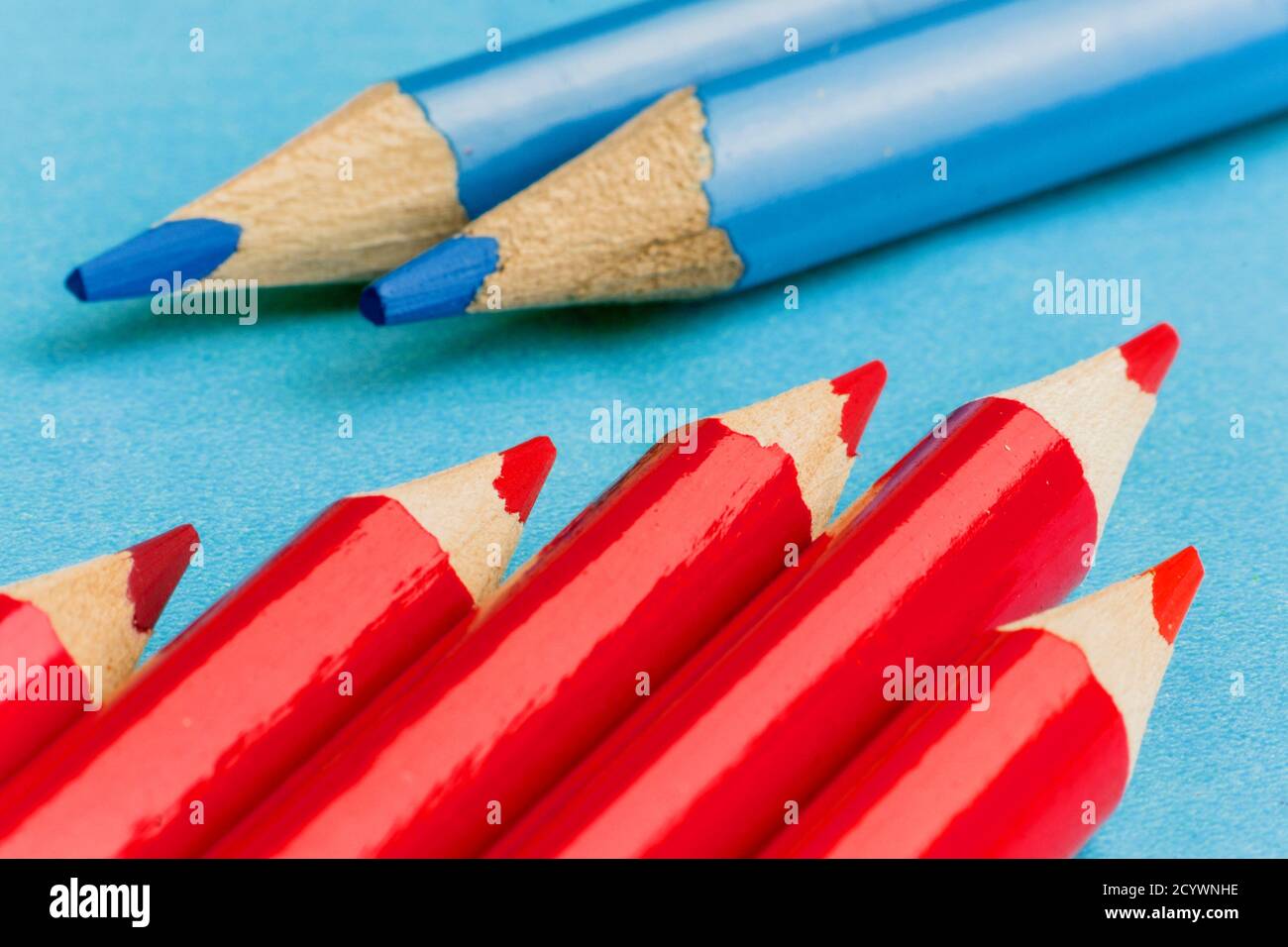 Lapices de color rojos y lapices de color azul Stock Photo