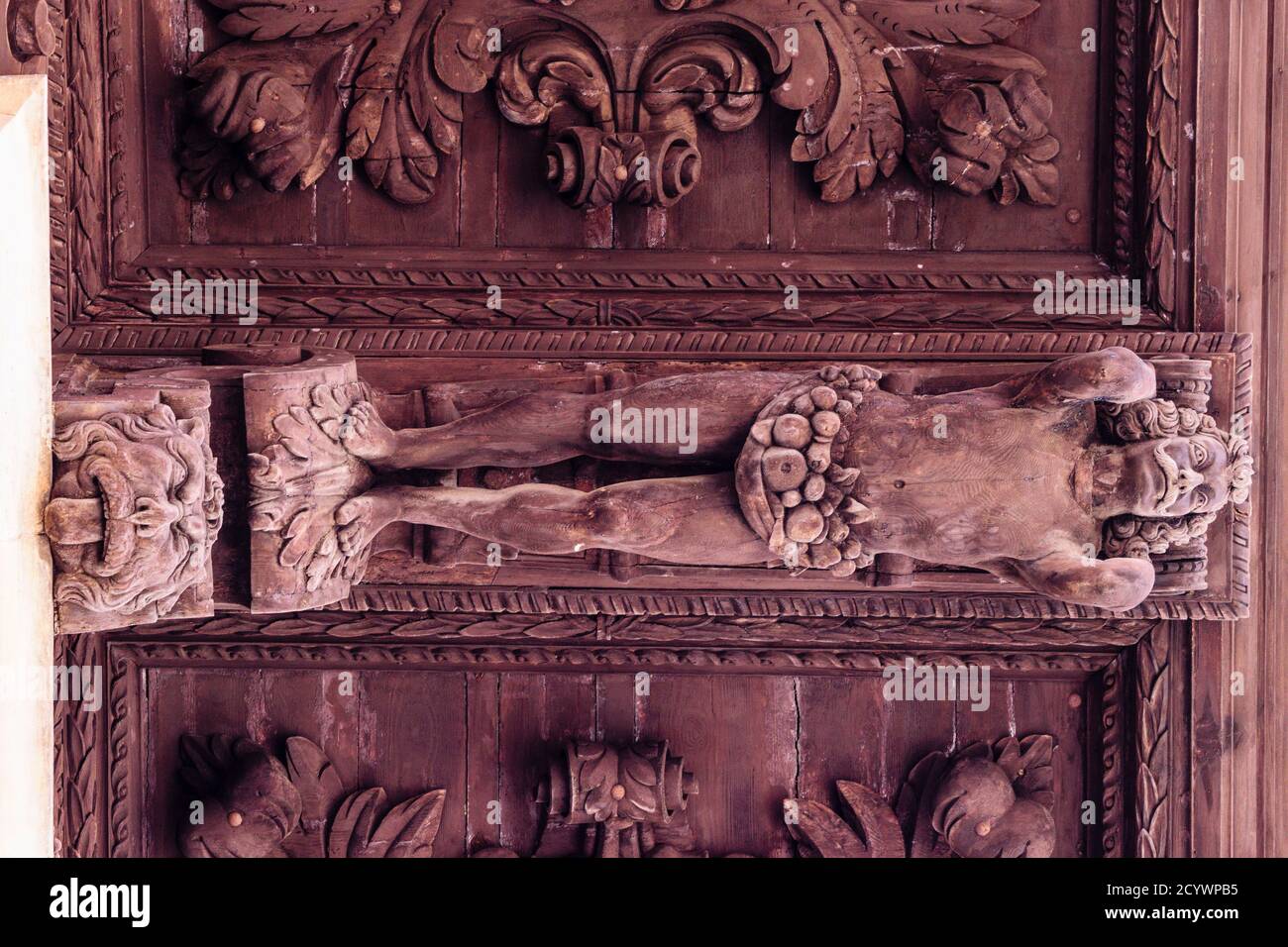 atlante, voladizo de madera en la fachada del ayuntamiento -tallado por el escultor Gabriel Torres Cladera en 1680-, plaza de Cort, Palma, mallorca, i Stock Photo