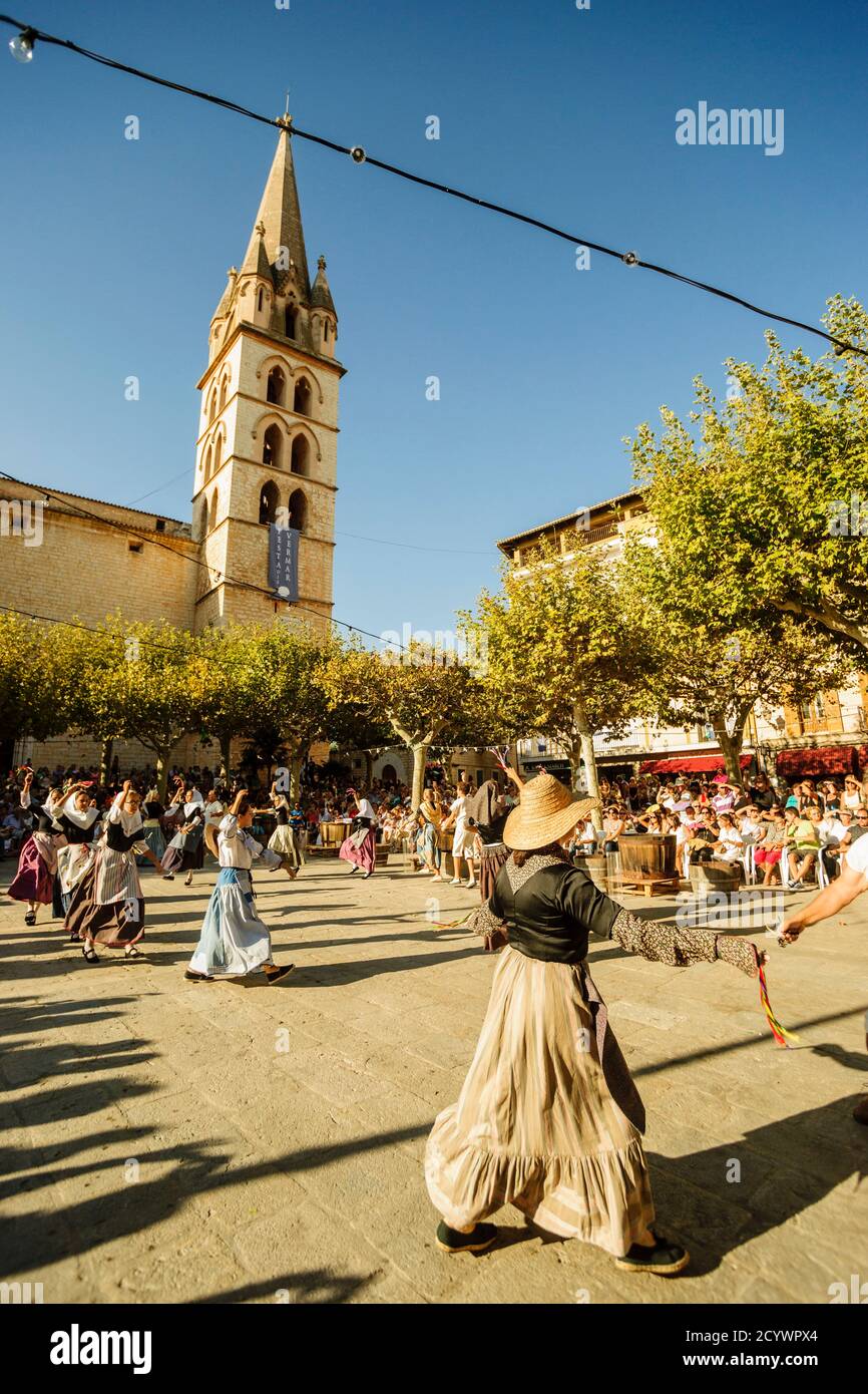 baile de Boleros durante el concurso de pisadores de uva, fiestas de Es Vermar, Binissalem, Mallorca, islas baleares, Spain, europa Stock Photo