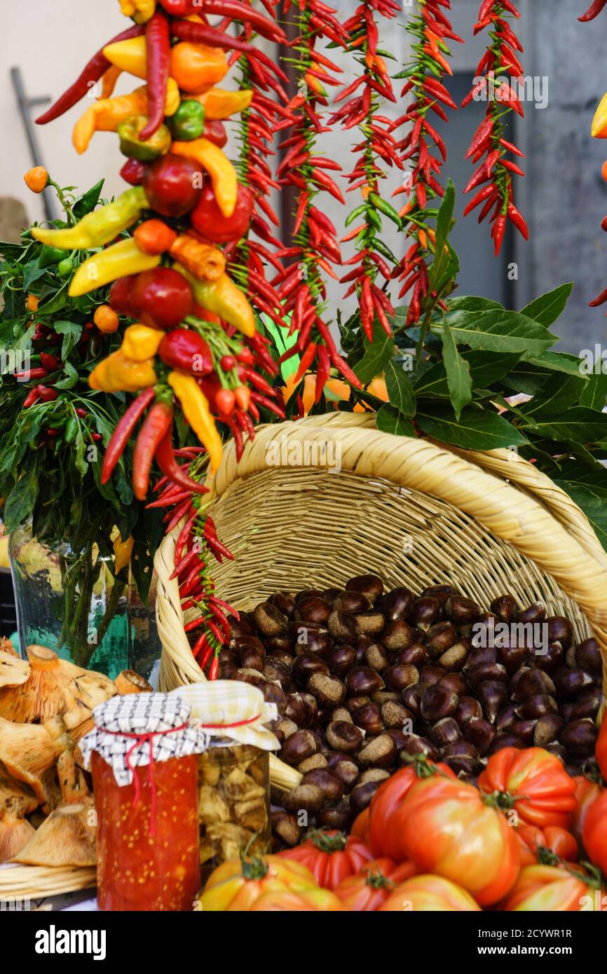 pimientos picantes y tomates, mercado al aire libre,Porreres, Llucmajor, Mallorca,Islas Baleares, Spain. Stock Photo