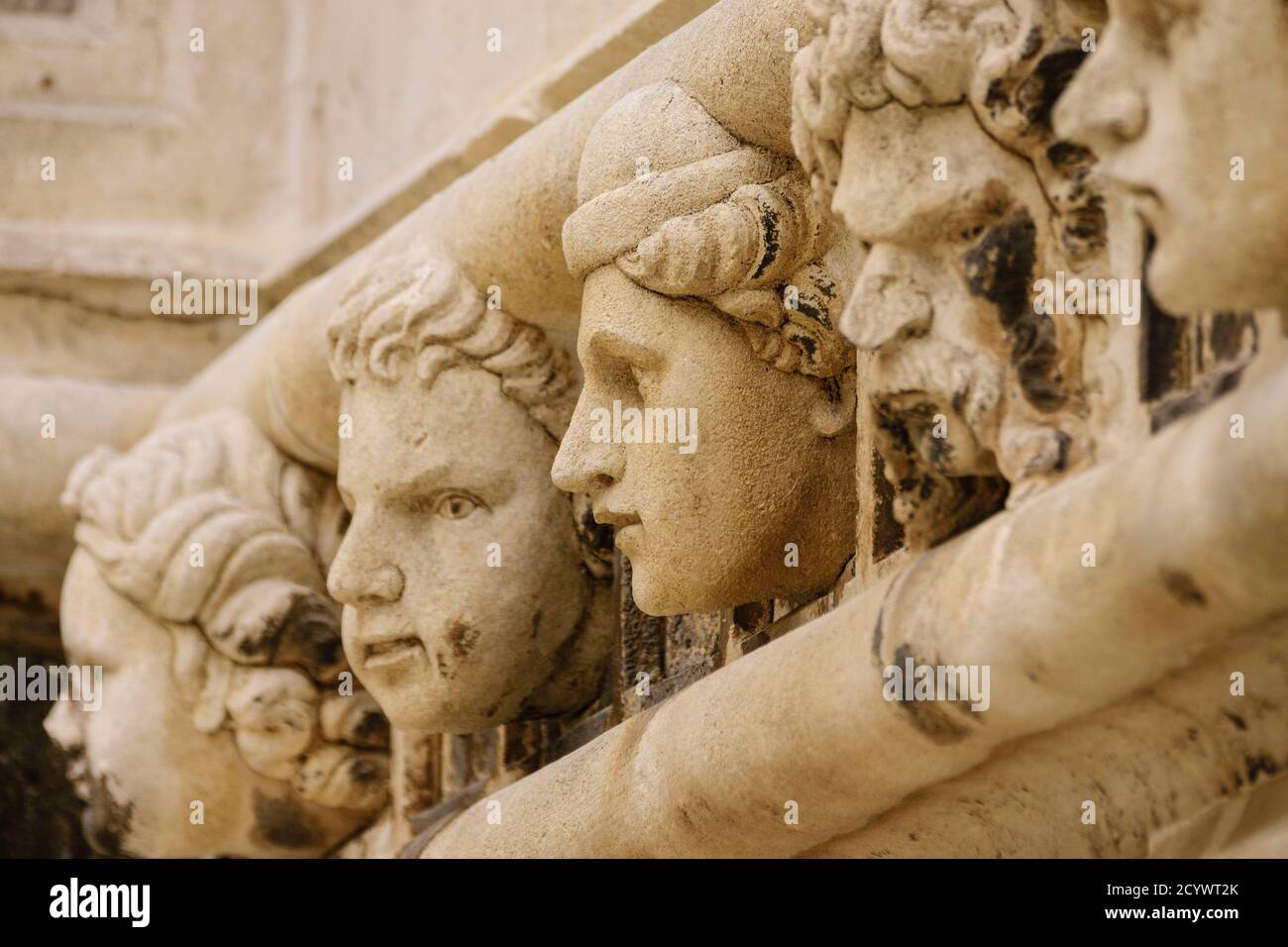 friso de rostros obra de Juraj Dalmatinac, catedral de Santiago, Patrimonio Mundial de la UNESCO,Sibenik, costa dalmata, Croacia, europa Stock Photo
