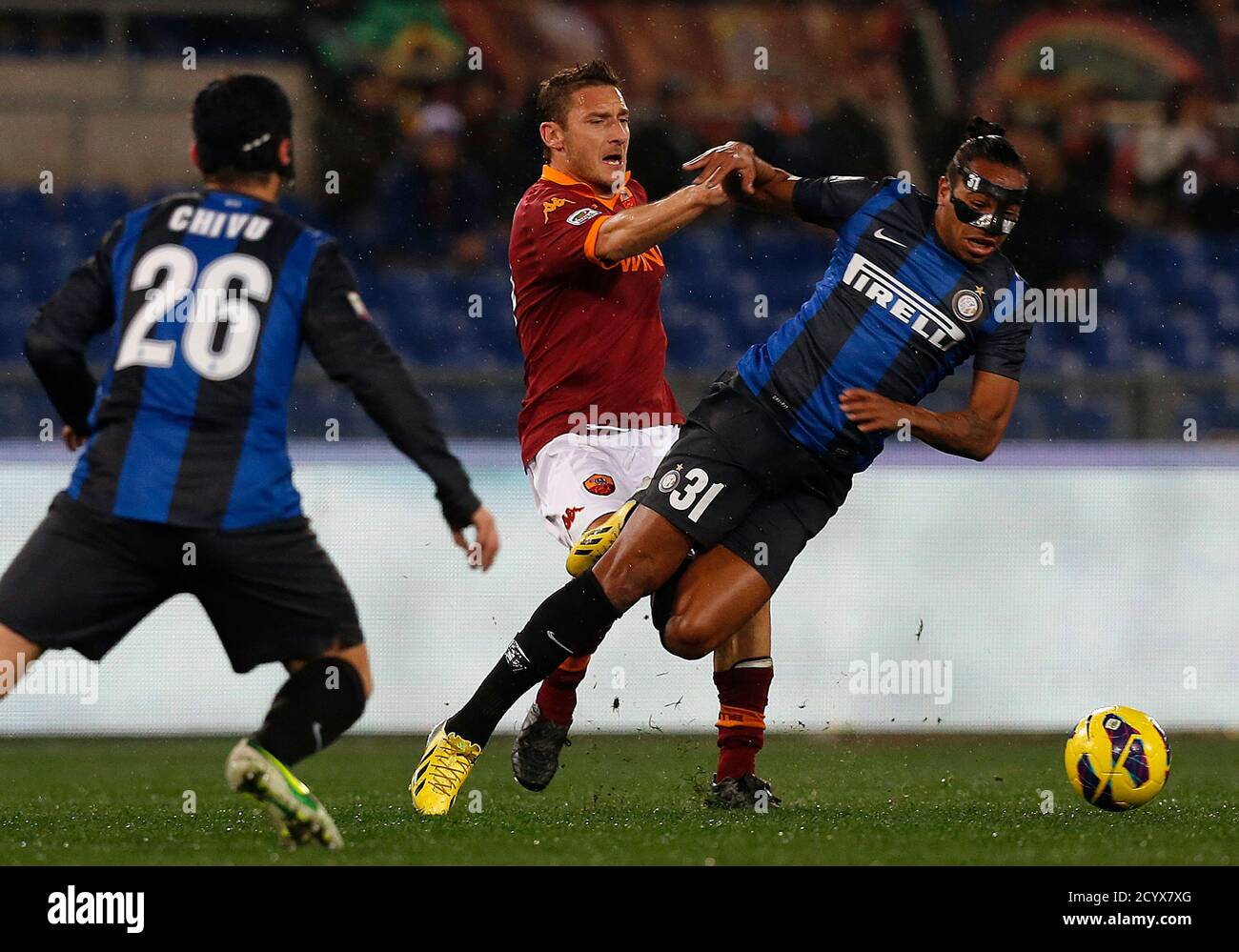 Inter Milan S Daniel Alvaro R Fights For The Ball With As Roma S Francesco Totti During Their Italian Serie A Soccer Match At The Olympic Stadium In Rome January 20 2013 Reuters Alessandro Bianchi