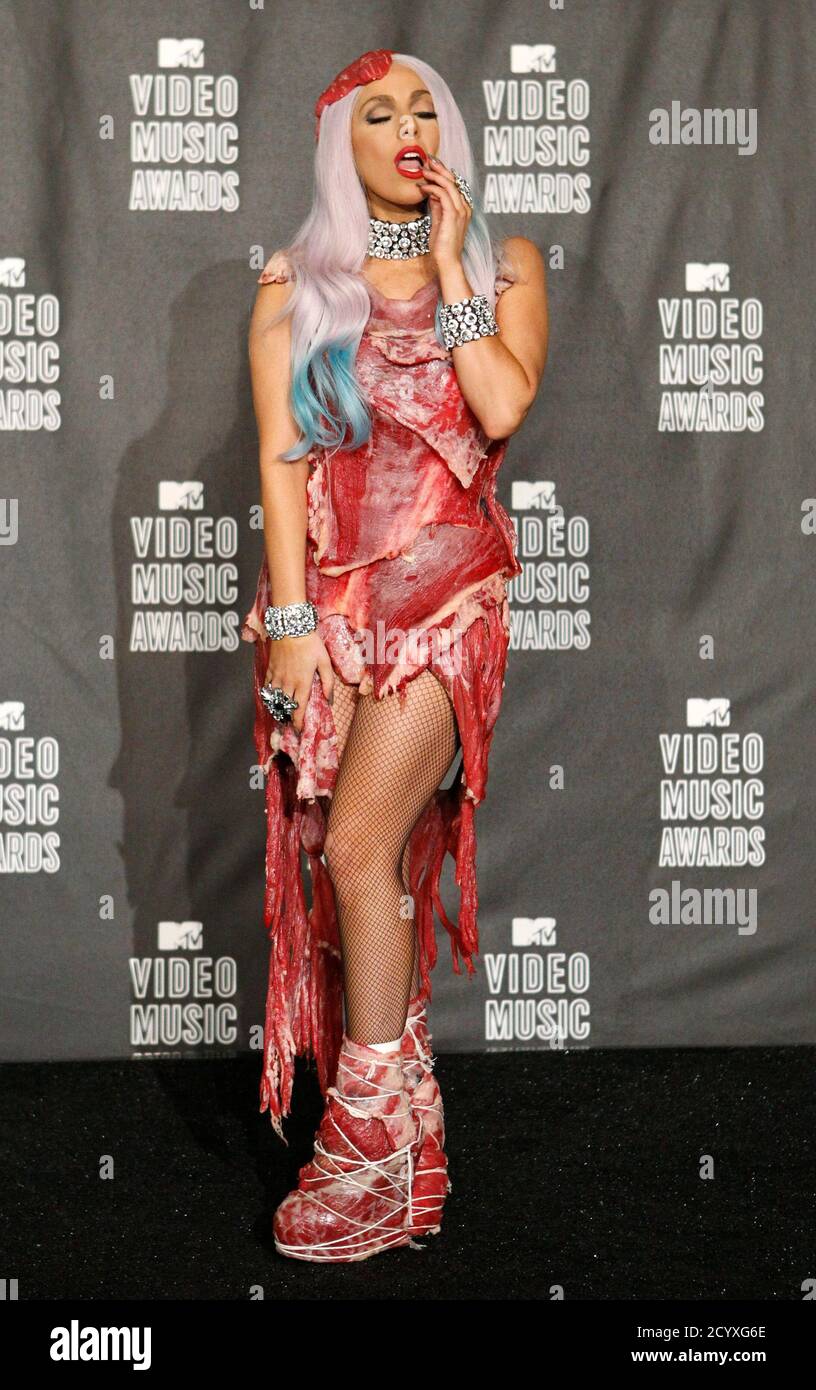Lady Gaga, wearing a meat dress, poses backstage at the 2010 MTV Video  Music Awards in Los Angeles, California, September 12, 2010. REUTERS/Mario  Anzuoni (UNITED STATES - Tags: ENTERTAINMENT) (MTV/BACKSTAGE Stock Photo -  Alamy
