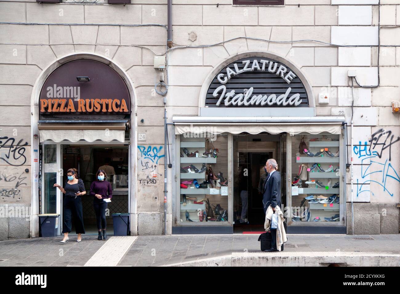 ROME, ITALY - OCTOBER 01 2020: Customers, wearing protective face mask, wait in front a pizzeria in Rome, Italy. Stock Photo