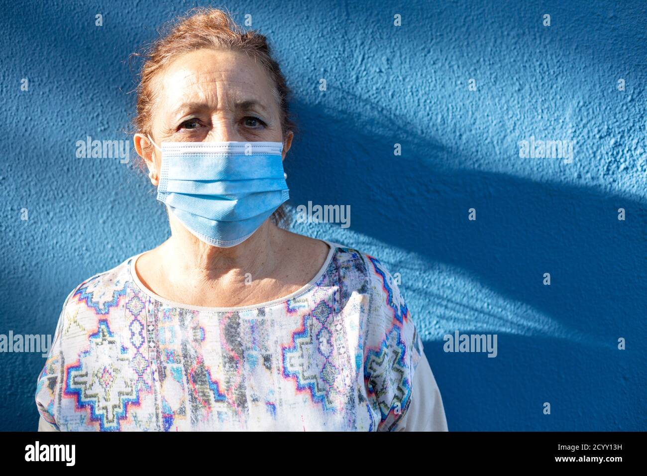 Elderly woman wearing a face mask hi-res stock photography and images ...