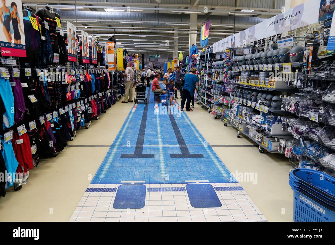 Page 2 - Decathlon France High Resolution Stock Photography and Images -  Alamy
