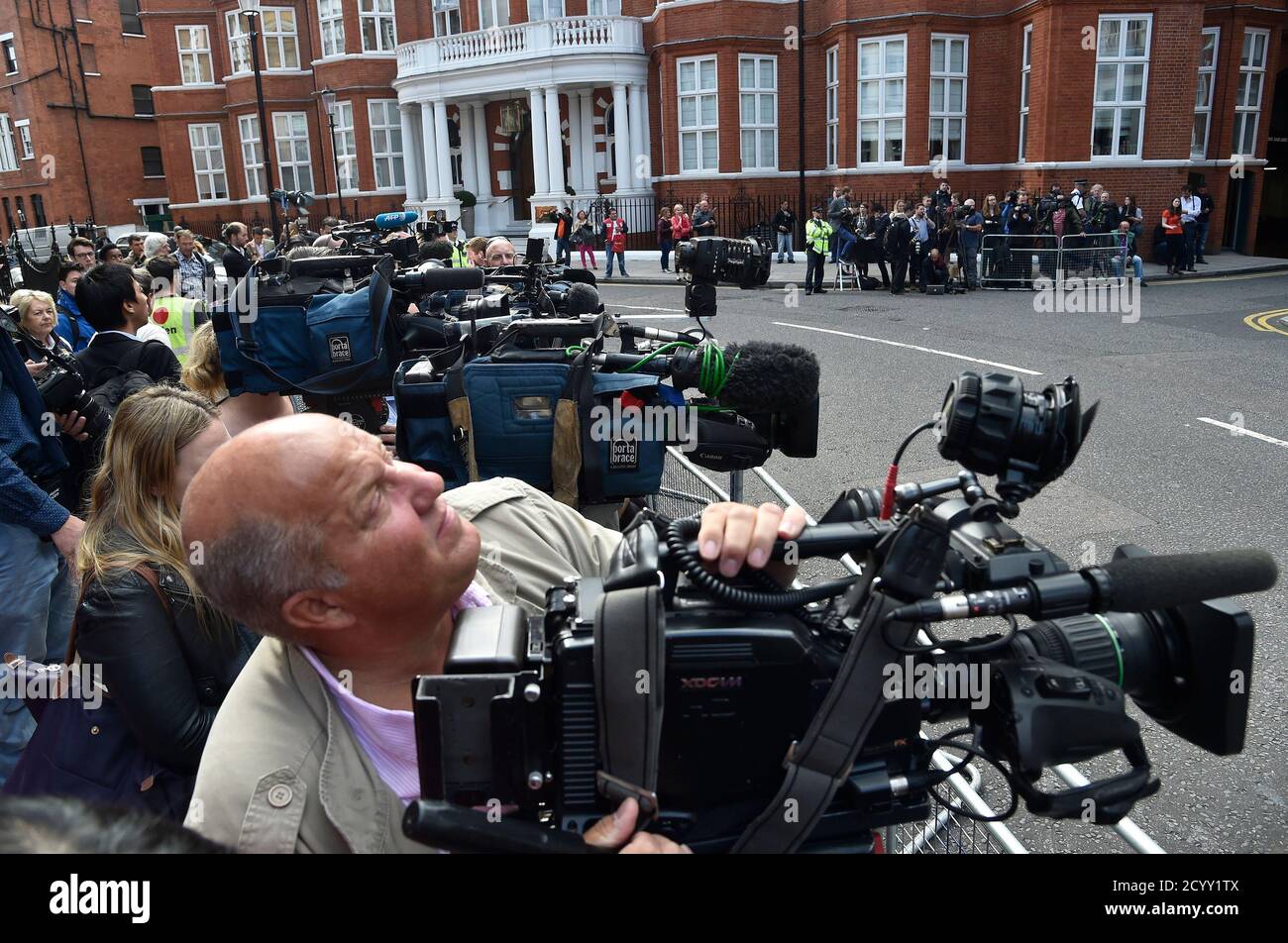 Members of the media wait outside the Ecuadorian embassy during a news conference by WikiLeaks founder Julian Assange in central London August 18, 2014.      REUTERS/Toby Melville (BRITAIN  - Tags: CRIME LAW POLITICS) Stock Photo