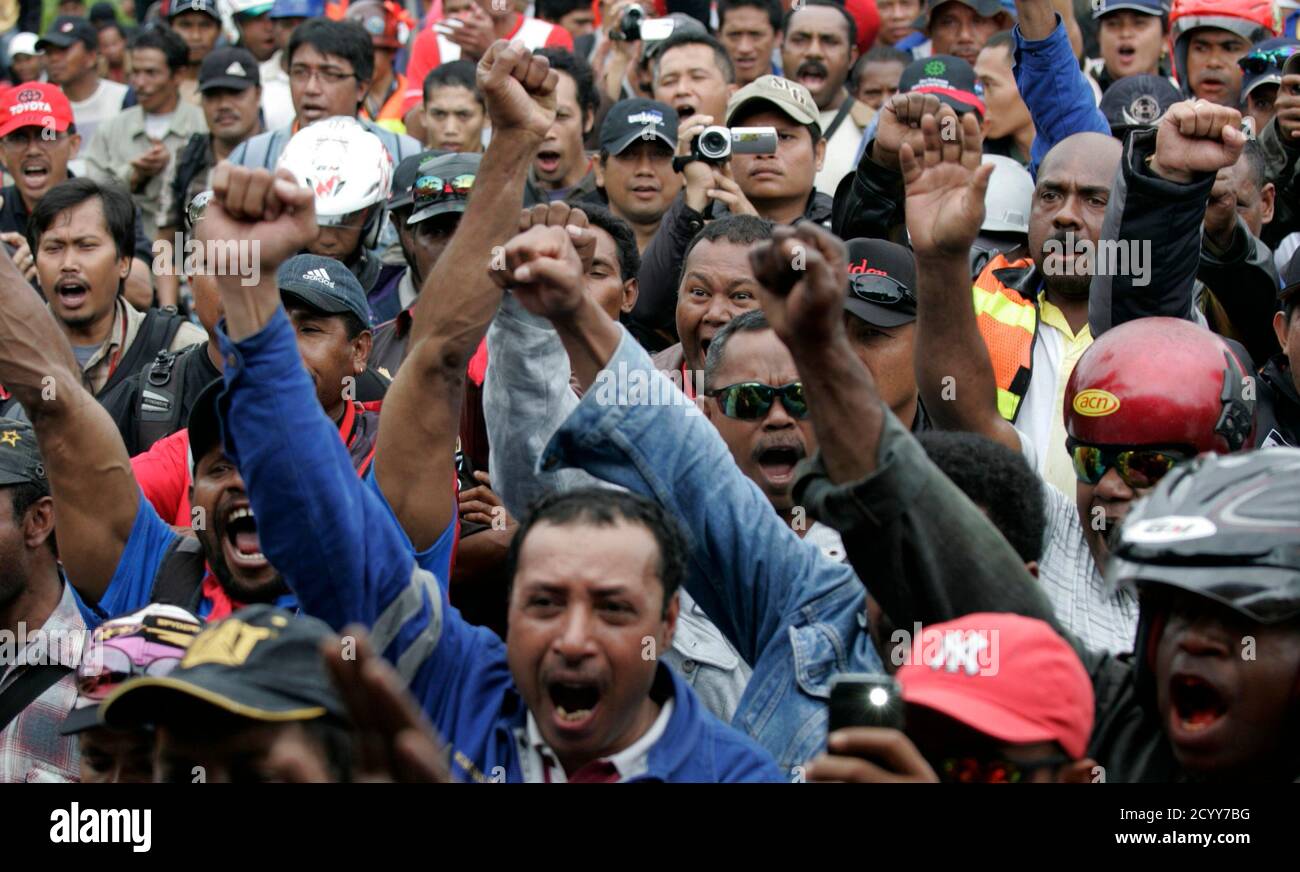 Workers from Freeport-McMoran Copper & Gold Inc's Indonesian unit shout slogans during a strike in Kuala Kencana, Timika, in Indonesia's Papua province July 5, 2011. About 8,000 workers at Freeport-McMoran Copper & Gold Inc's Indonesian unit kicked off a seven-day strike on Monday, a union head said, in a move that could potentially disrupt operations. The workers have called for a re-negotiation of their working contract, demanding a wage rise from $1.5 to $3 per hour, since they said other Freeport workers around the world are paid at least $15-30 per hour, a union official said. REUTERS/Muh Stock Photo
