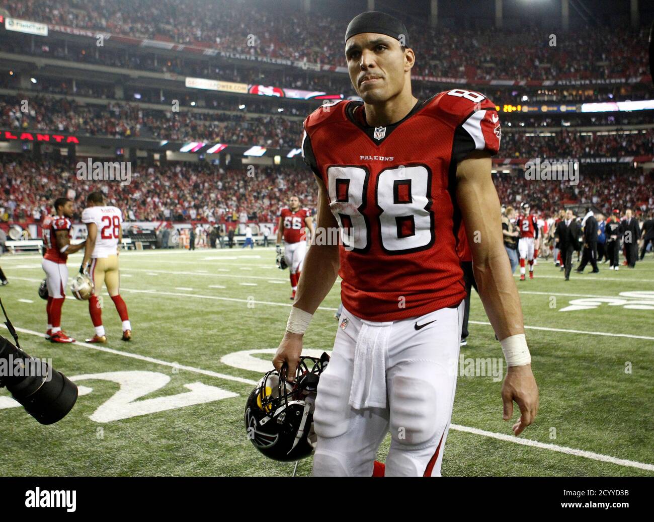 Atlanta Falcons Tight End Tony Gonzalez Walks Off The Field After His Team Was Defeated By The San Francisco 49ers In The Nfl Nfc Championship Football Game In Atlanta Georgia January 20