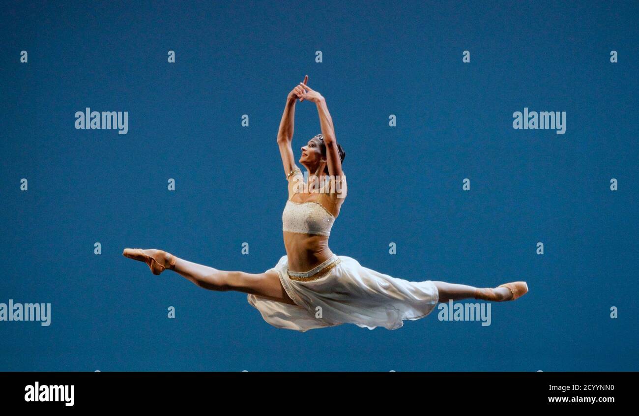Ballet pas de deux hi-res stock photography and images - Alamy