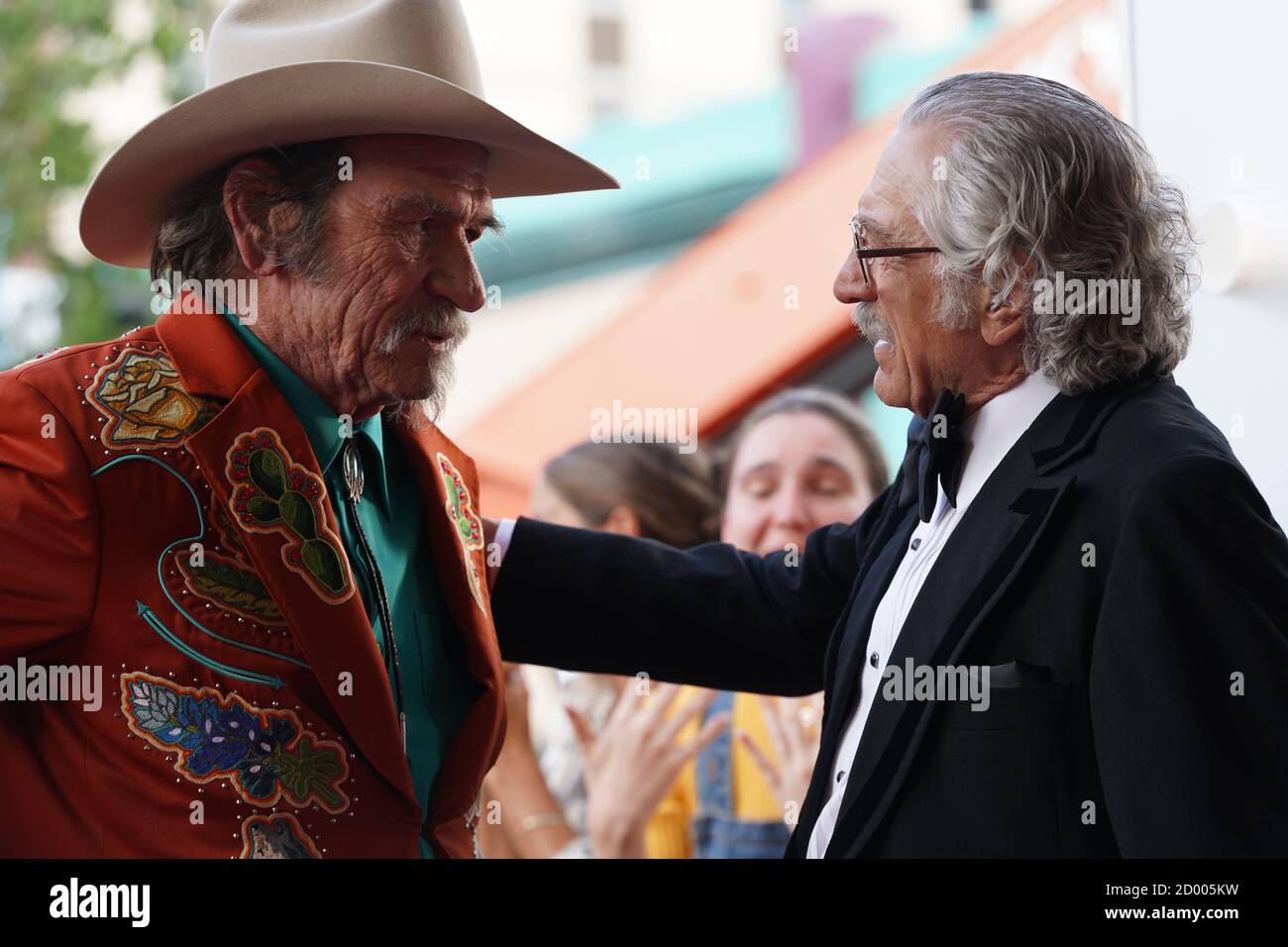 USA. Robert De Niro and Tommy Lee Jones in the ©Cloudburst Entertainment  new film: The Comeback Trail (2020). Plot: Two movie producers who owe  money to the mob set up their aging, image size:1300x956