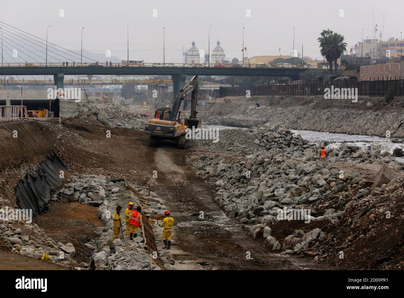 Peru Lima Construction Workers In High Resolution Stock Photography And Images Alamy