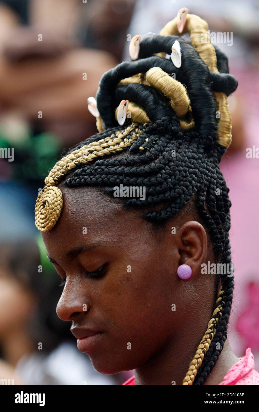 A woman presents an African-Colombian hairstyle during the Afro-Hairstyles  Competition in Cali May 29, 2011. REUTERS/Jaime Saldarriaga (COLOMBIA -  Tags: SOCIETY Stock Photo - Alamy