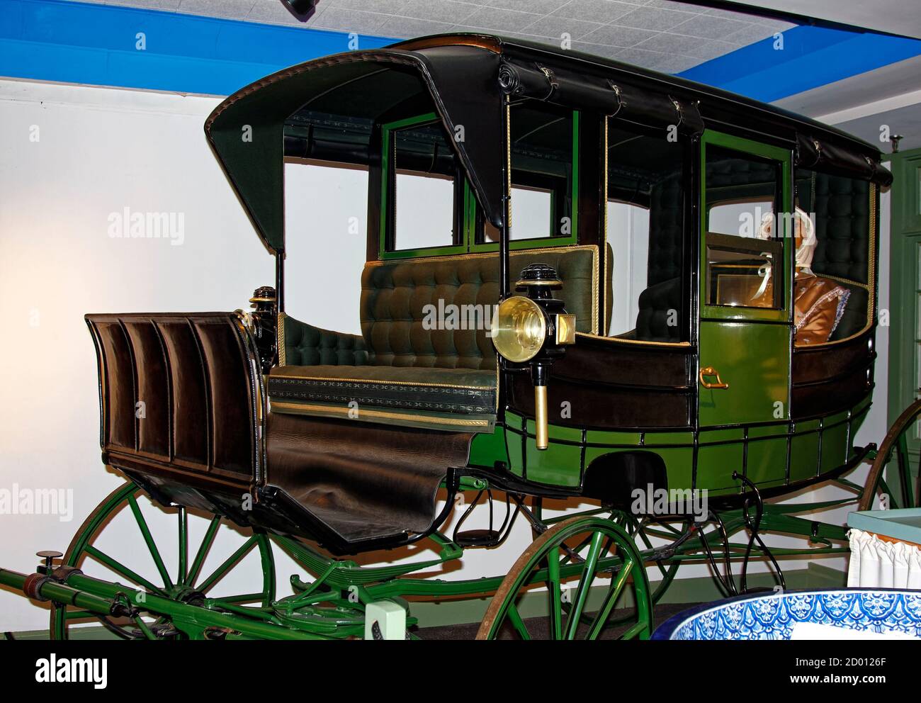 Elegant horse drawn carriage hi-res stock photography and images - Alamy