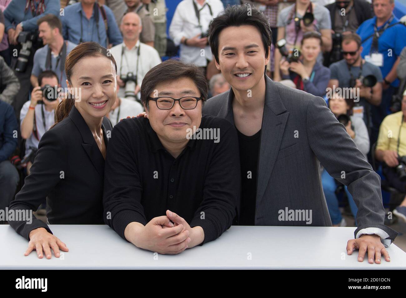 Director Oh Seung Uk C Cast Member Jeon Do Yeon L And Kim Nam Gil Pose