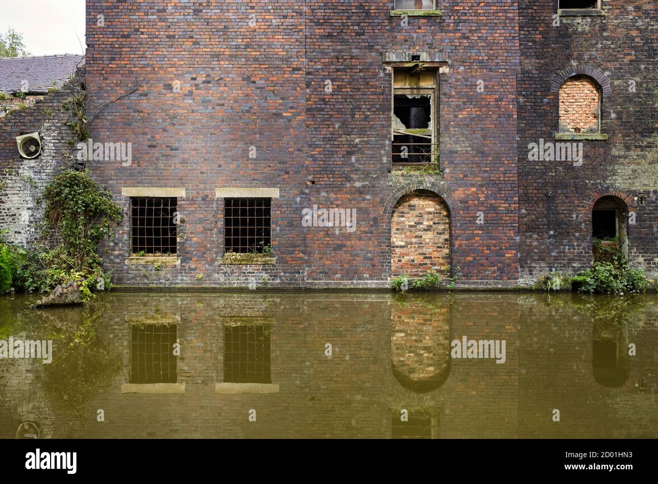 Abandoned warehouse on the banks of the Trent and Mersey canal at Stoke on Trent Stock Photo