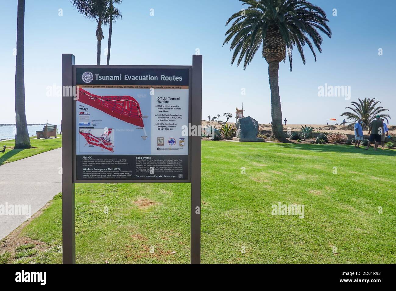 A tsunami evacuation routes sign and warning details on the balboa peninsular in Newport Beach  California  coast Stock Photo