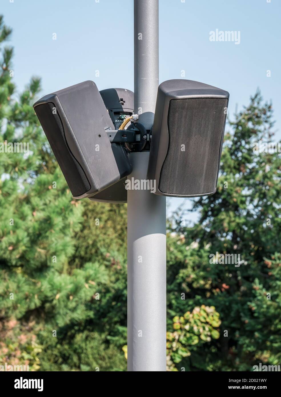 Outdoor speaker pole mount hot sale
