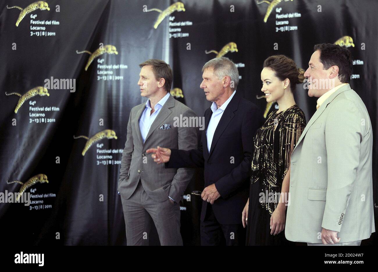 Cast Members L To R Daniel Craig Harrison Ford And Olivia Wilde Pose During A Photocall Jon favreau directs daniel craig and harrison ford in cowboys & aliens. alamy