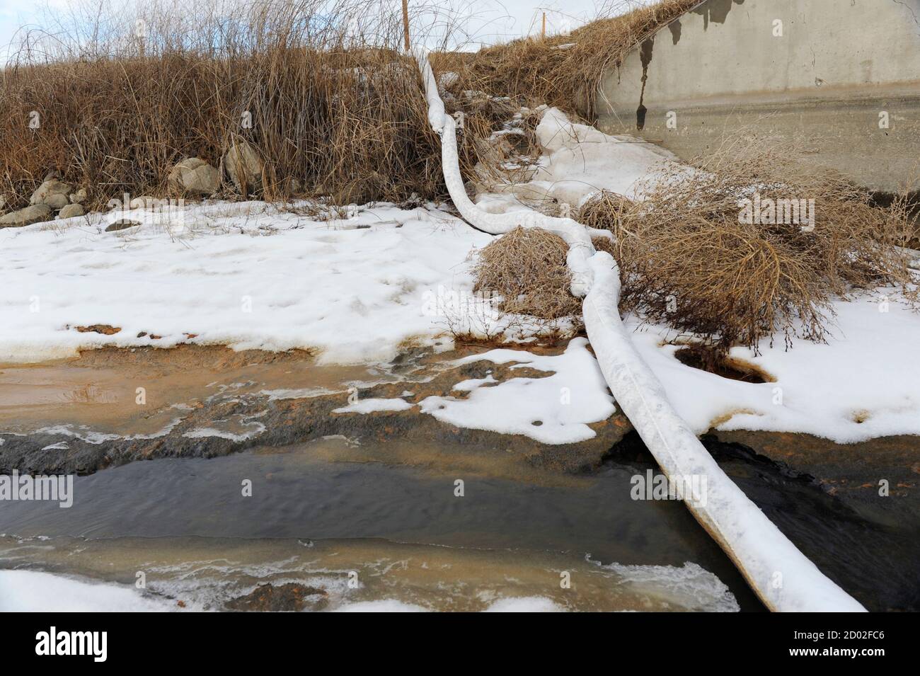 Clean-up efforts continue about 15 miles outside Williston, North Dakota January 22, 2015.  Nearly 3 million gallons of saltwater and an unknown quantity of crude oil have leaked from a North Dakota pipeline into a creek that feeds the Missouri River, by far the largest spill of its kind in the state's history, officials said.  REUTERS/Andrew Cullen   (UNITED STATES - Tags: BUSINESS ENERGY COMMODITIES) Stock Photo
