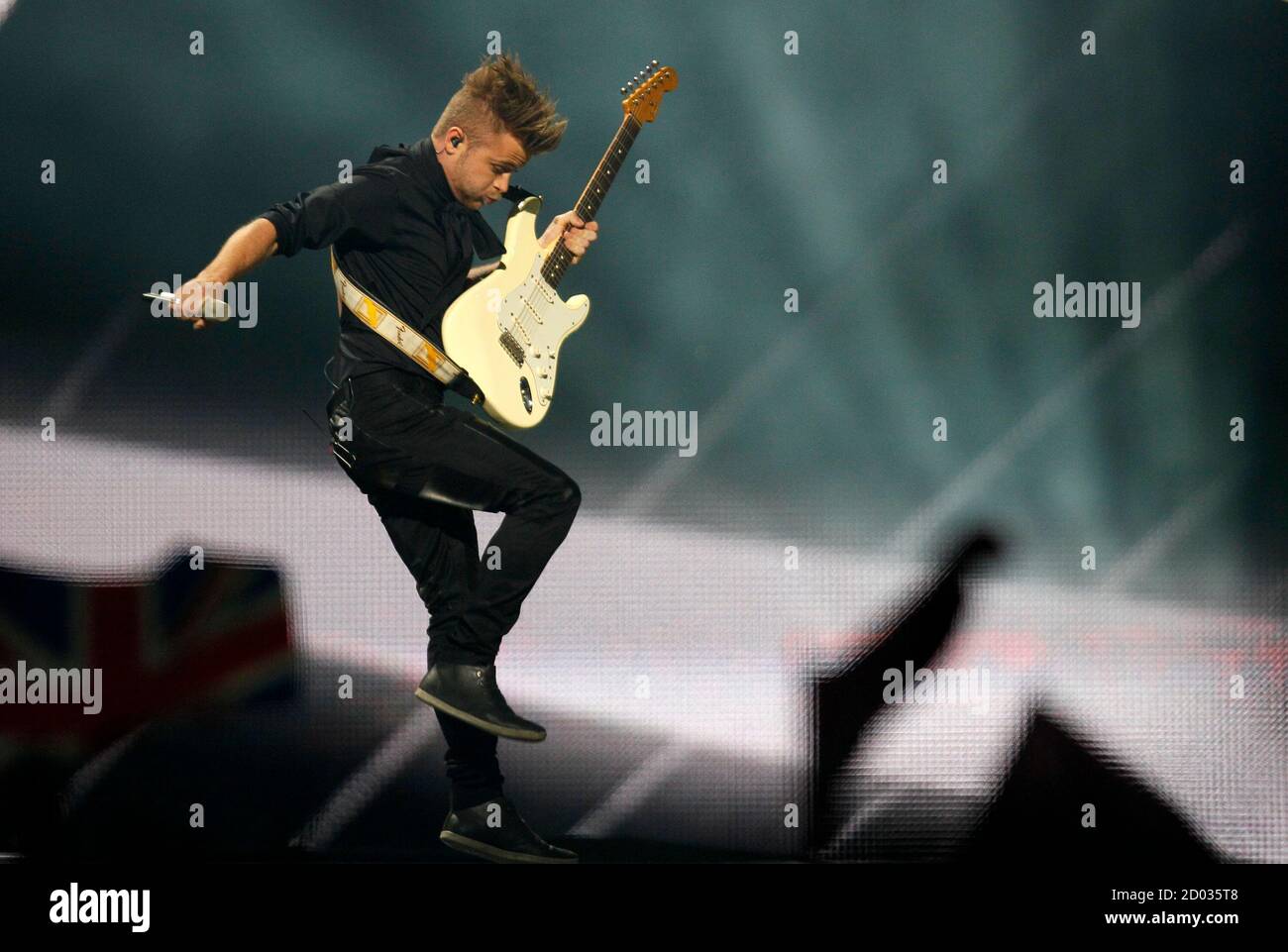 A Friend in London (AFIL) of Denmark perform their song 'New ...