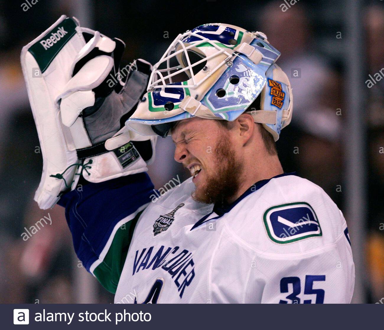 Download Goalie Mask Nhl High Resolution Stock Photography And Images Alamy Yellowimages Mockups