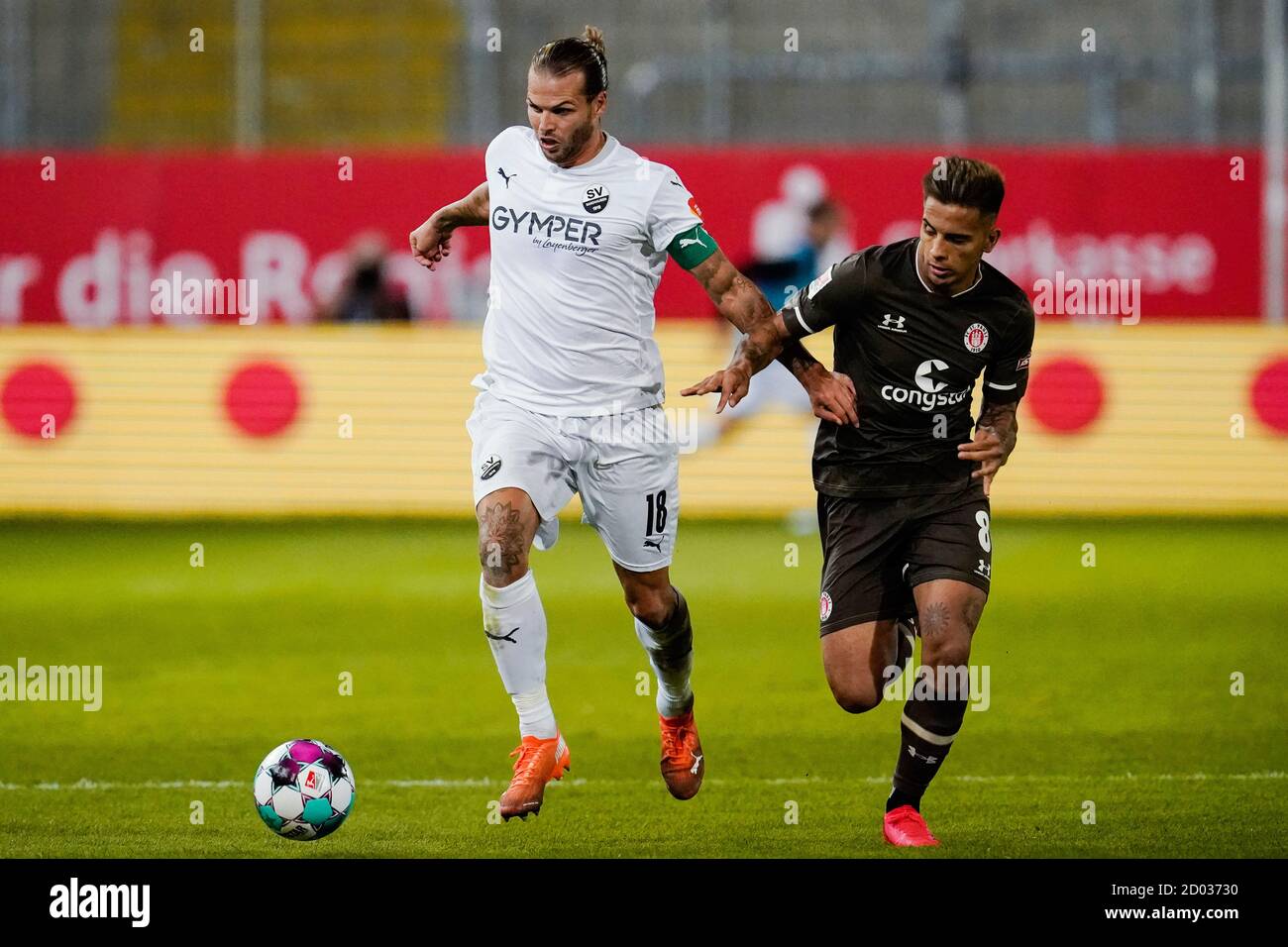 Sandhausen, Germany. 02nd Oct, 2020. Football: 2nd Bundesliga, SV Sandhausen - FC St. Pauli, 3rd matchday, Hardtwaldstadion. Sandhausens Dennis Diekmeier (l) and St. Paulis Rodrigo Zalazar fight for the ball. Credit: Uwe Anspach/dpa - IMPORTANT NOTE: In accordance with the regulations of the DFL Deutsche Fußball Liga and the DFB Deutscher Fußball-Bund, it is prohibited to exploit or have exploited in the stadium and/or from the game taken photographs in the form of sequence images and/or video-like photo series./dpa/Alamy Live News Stock Photo